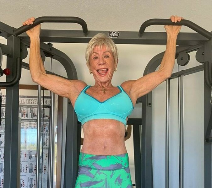Die Terminator-Oma: 76-jährige Frau trainiert viermal pro Woche und macht 1500 Übungen für die Bauchmuskeln