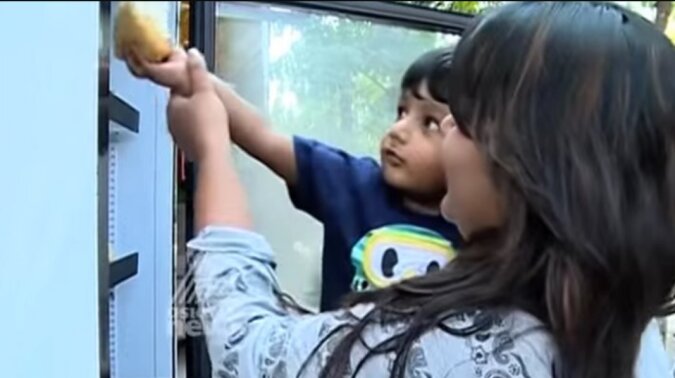 Die Gastgeberin eines indischen Restaurants hat einen Kühlschrank mit Essen für Bedürftige gestellt