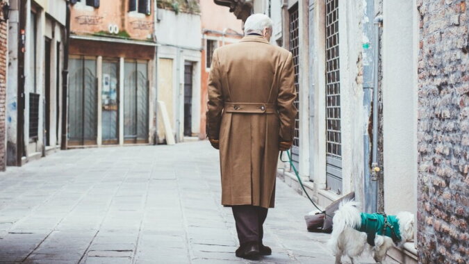 Ein Rentner mit dem Hund. Quelle: goodhouse