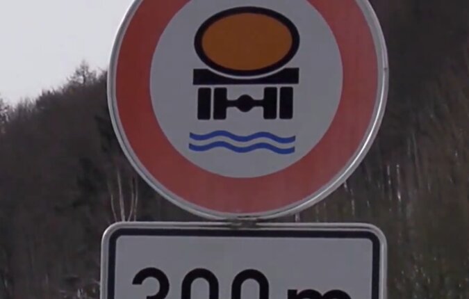 Verkehrsschild „Ei“ auf Wellen. Quelle: Screenshot Youtube