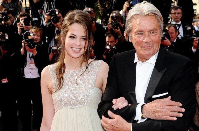 Papas Tochter: Wie die Tochter des beliebten Schauspielers Alain Delon aussieht