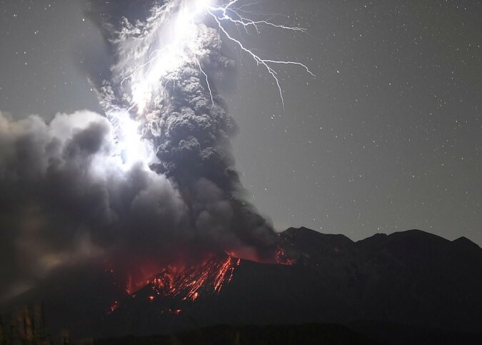 "Zusammenprall der Natur": Dem Fotografen gelang es, den Moment des Vulkanausbruchs während des Sturms festzuhalten