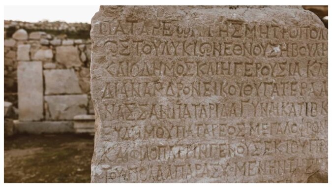 Antike griechische Texte, in Stein gemeißelt. Quelle:ROMAN ODINTSOV/Pexels