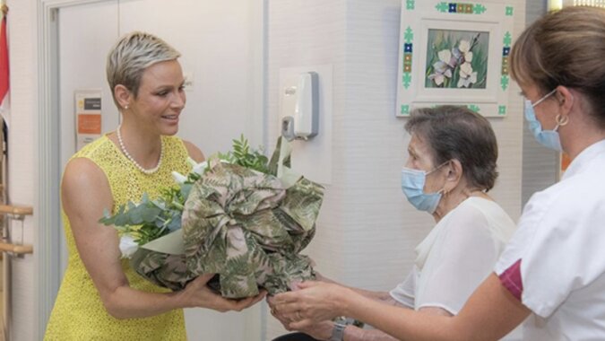 Herzogin Charlene in einem Pflegeheim. Quelle: spletnik.сom