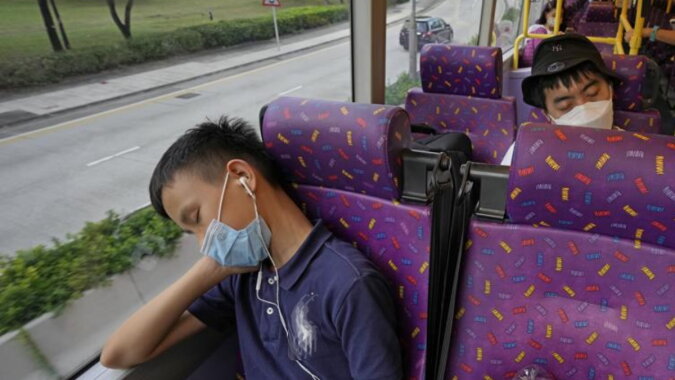Menschen schlafen im Bus. Quelle: apnews.com