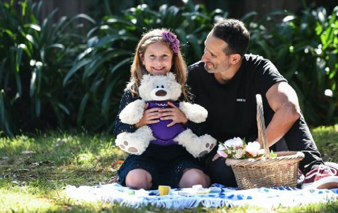 “Million-Dollar-Teddybär“: Ein Mann versucht, ein Spielzeug zu verkaufen, um die medizinische Forschung zu finanzieren und seiner Tochter zu helfen