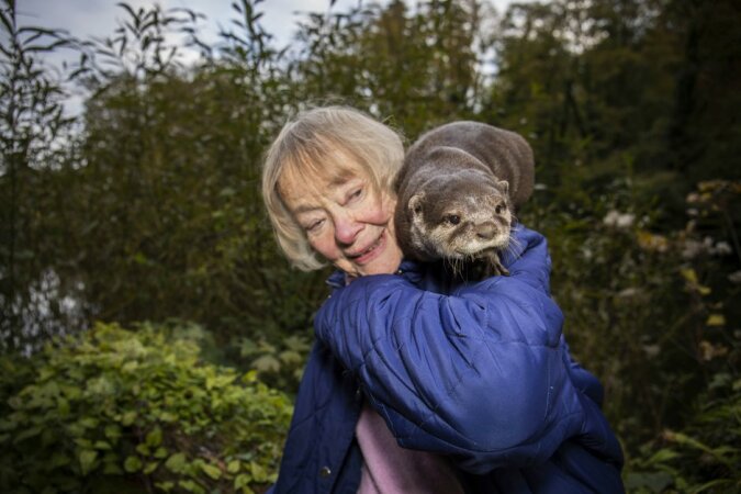"Liebe zu Tieren": Der Rentnerin liebt Otter und verlässt das Haus nie ohne einen dieser Freunde