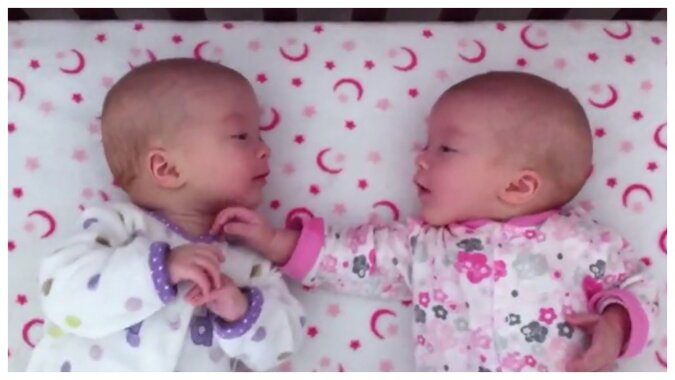 Zwillingsmädchen. Quelle: Screenshot YouTube