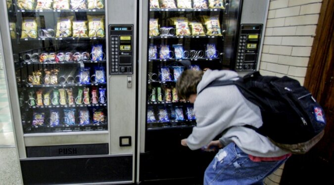 Ein Verkaufsautomat, der diejenigen bestraft, die Junk Food kaufen