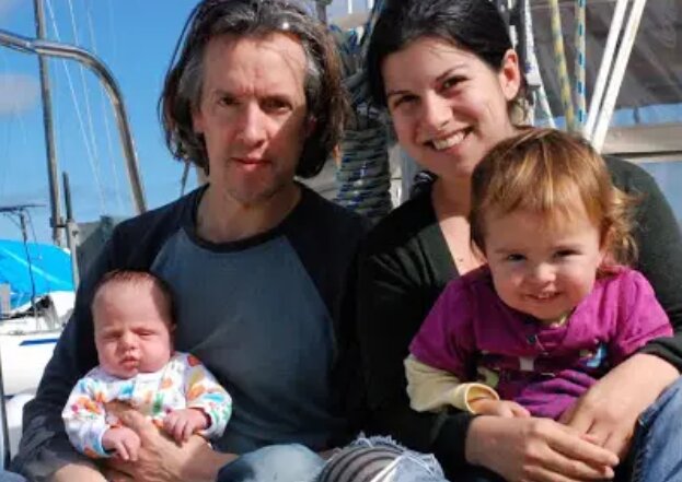 Auf einer Welle: Ehepaar reiste acht Jahre lang am Meer und bekam während dieser Zeit drei Kinder