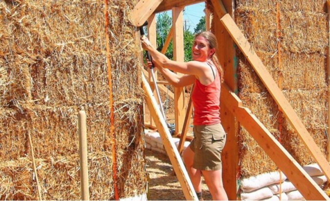 "Strohhaus nach eigenem Entwurf": Die Eigentümerin verfehlte bei der Wahl des Baumaterials für ihr Haus nicht