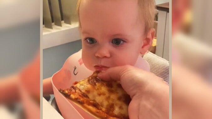 Einjähriges Mädchen probierte Pizza zum ersten Mal und konnte die Freude nicht zurückhalten