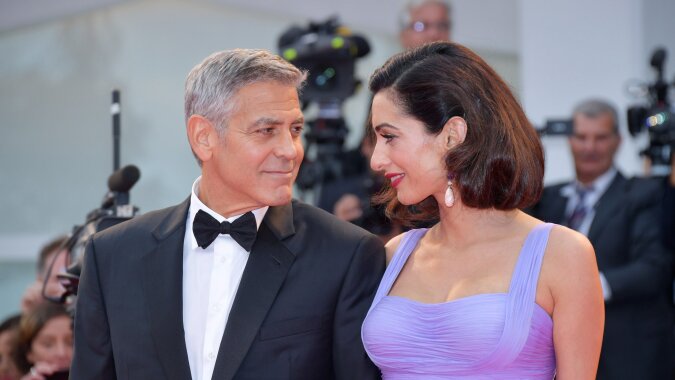 "Eingeborener Junggeselle": George Clooney erzählte, wie er seiner Frau Amal einen Heiratsantrag machte und warum sie 20 Minuten zweifelte