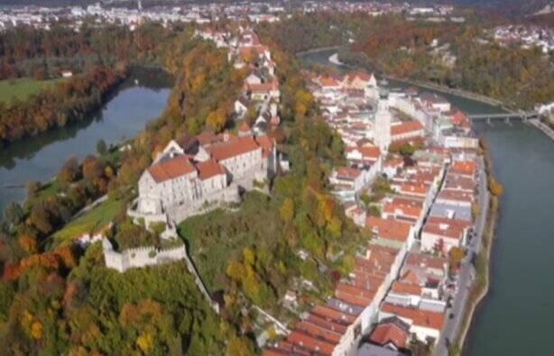 Burghausen ist die längste Burg der Welt und liegt hundert Kilometer von München entfernt