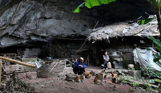 Ein älteres Ehepaar aus China lebt seit über einem halben Jahrhundert glücklich in einer Höhle