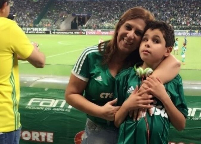 Die Mutter brachte ihren Sohn, der nicht sehen kann, ins Stadion, und während des ganzen Spiels erzählte ihm, was auf dem Feld vor sich ging