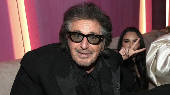Al Pacino und Noor Alfallah. Quelle: Getty Images