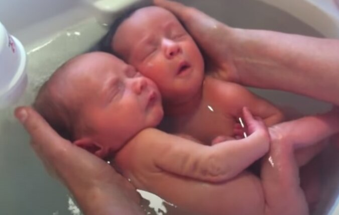 Die neugeborenen Zwillinge weigern sich, damit aufzuhören, sich zu umarmen