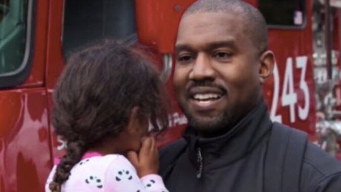 Kanye West in der Nähe eines Feuerwehrautos mit seiner Tochter. Quelle: www. hellomagazine.сom