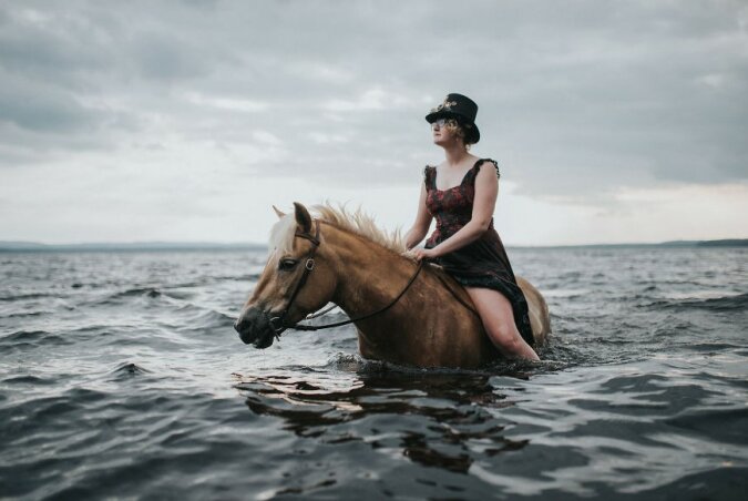 Zur Freude der Fotografin: Das Pferd mag Wasser und lässt sich fotografieren
