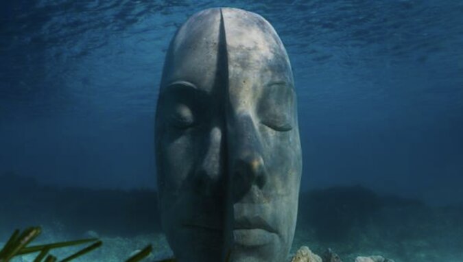 Steinskulptur im Wasser. Quelle: www. travelask.сom