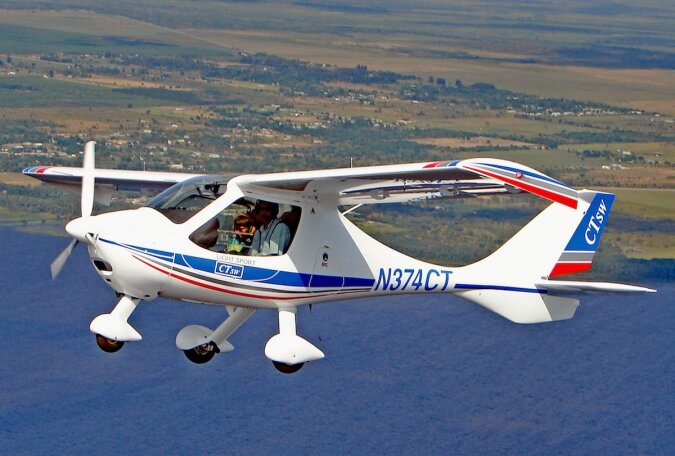 Das erste Autoflugzeug der Welt erreichte die Geschwindigkeit von 160 Stundenkilometern in der 3000-Meter-Höhe