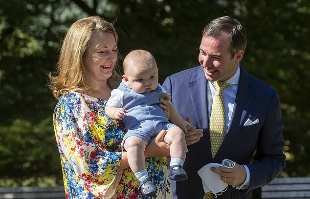 Prinz Guillaume und Prinzessin Stéphanie von Luxemburg pflanzen einen Baum zu Ehren ihres vier Monate alten Sohnes