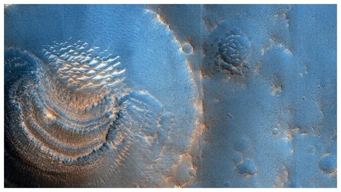 Ein Krater auf dem Mars sieht aus wie ein lächelndes Gesicht. Quelle:NASA/JPL-Caltech/UArizona