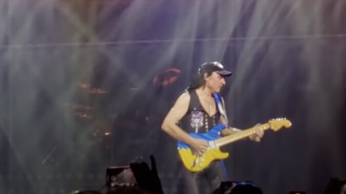 Der Gitarrist hat eine Gitarre mit den Farben der ukrainischen Flagge. Quelle: Screenshot YouTube
