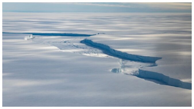 Ein großes Stück eines Eisbergs ist abgebrochen. Quelle: laykni.com