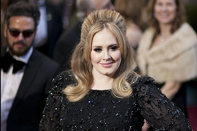 "Es ist schwer, sie zu erkennen": Adele trat zum ersten Mal in der Öffentlichkeit auf, nachdem sie abgenommen hatte