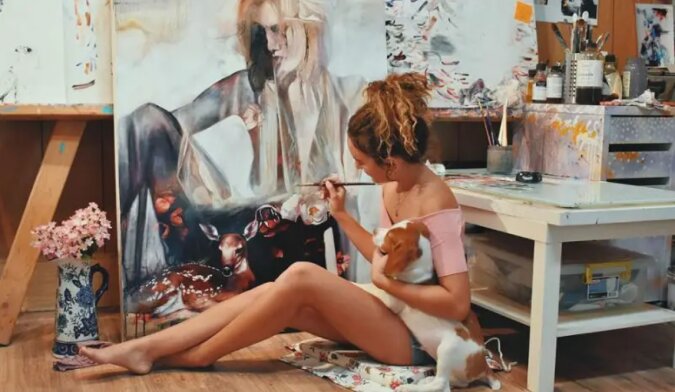 Die junge Künstlerin ist 18 Jahre alt und sie verkauft ihre Bilder schon für Zehntausende von Dollar