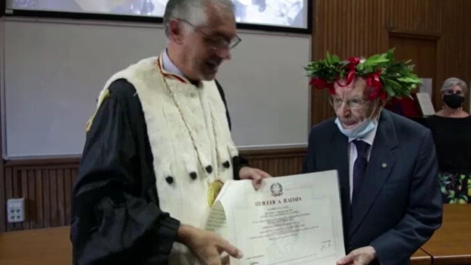 Giuseppe Paterno bekommt sein Diplom. Quelle: ntdtv.com