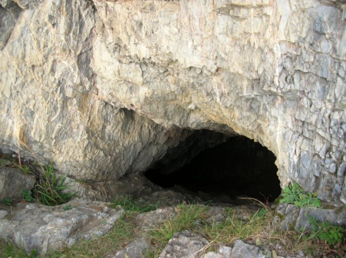 Seit 15 Jahren leben ein Einsiedler und sein Hund in einer Höhle innen
