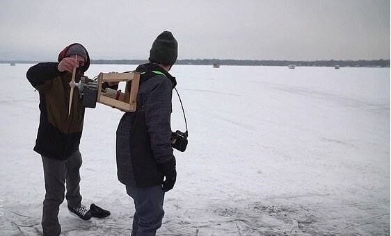 „Karlsson auf Eis”: Der Mann baute einen speziellen Propeller für das Fahren auf einem gefrorenen Fluss