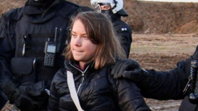Greta Thunberg und die Polizei. Quelle: focus.com