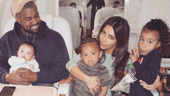 Kim Kardashian mit Kanye West und ihren Kindern. Quelle: pagesix.com