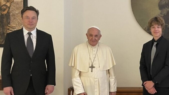 Elon Musk mit dem Sohn beim Treffen mit dem Papst. Quelle: focus.com