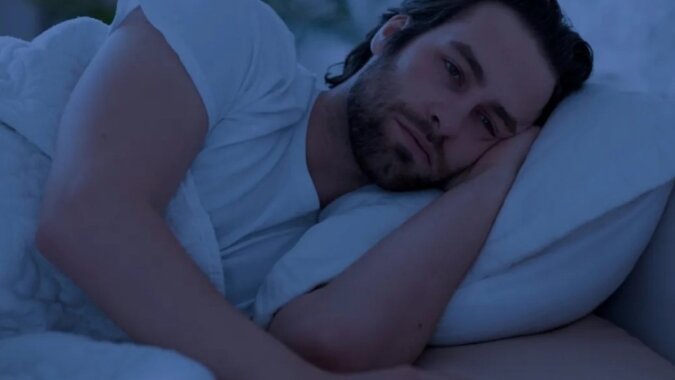 Mann hat Schlaflosigkeit. Quelle: Shutterstock