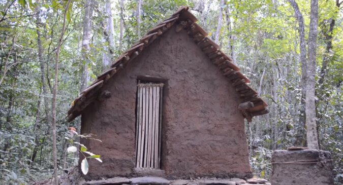 Ein Student beschloss, ein Jahr lang wie ein Steinzeitmensch zu leben und baute sich ein Haus