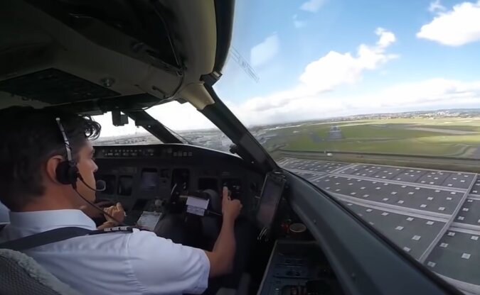 Pilot im Flugzeug. Quelle: Screenshot YouTube
