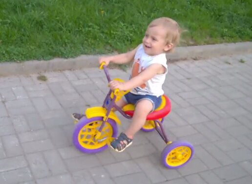 Ein dreijähriges Mädchen erhielt eine Strafe für ein falsch geparktes Fahrrad in Höhe von Tüte der Süßigkeiten
