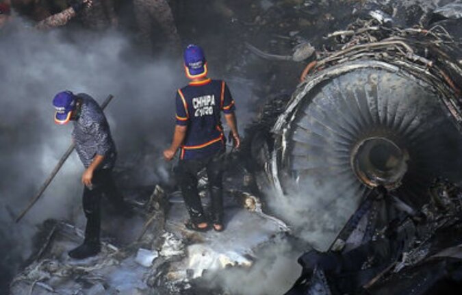 "Feuer war alles, was ich sehen konnte": eine unglaubliche Rettung während des Flugzeugabsturzes in Pakistan
