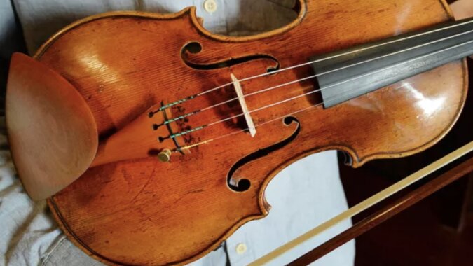 Eine wertvolle Geige aus dem neunzehnten Jahrhundert.  Quelle: www. allpozitive.com