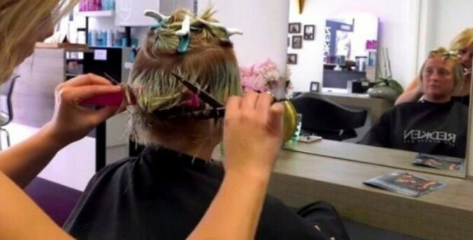 Die Frau färbte sich die Haare für ein Date und ruinierte sie, so dass sie zum Stylisten gehen musste