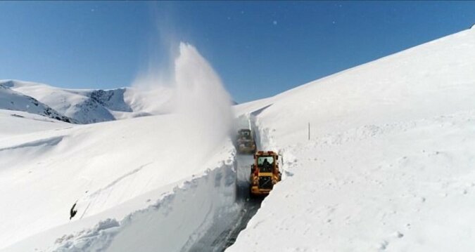 Norwegische Traktoren stürmen die Trollleiter durch die unglaubliche Dicke des Winterschnees