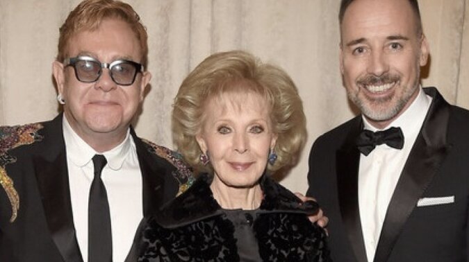 Lily Safra mit Elton John und seinem Ehemann David Furnish. Quelle: Elton John AIDS Foundation