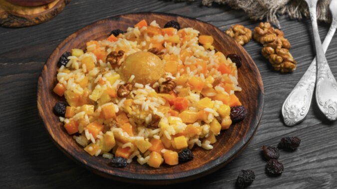 Cremiger Kürbisbrei mit Reis und Trockenfrüchten. Quelle: smak.сom