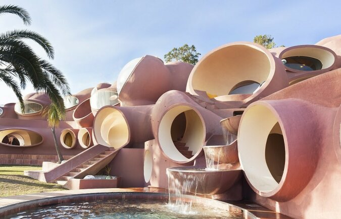 Ein kreatives Sommerhaus des berühmten Designers Pierre Cardin, das für 322 Millionen Euro zum Verkauf angeboten wird