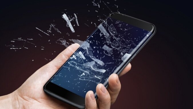 Kaputtes Smartphone mit zerbrochenem Bildschirm. Quelle: Getty Images